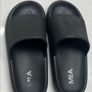 Mia cloud slides size 9
